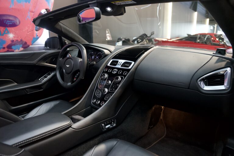 Aston Martin Vanquish Volante V12 6