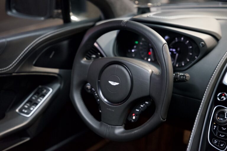 Aston Martin Vanquish Volante V12 6