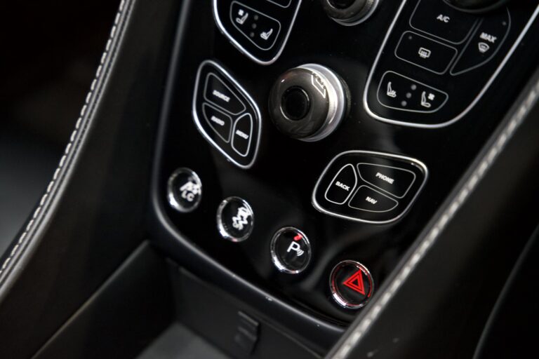 Aston Martin Vanquish Volante V12 6
