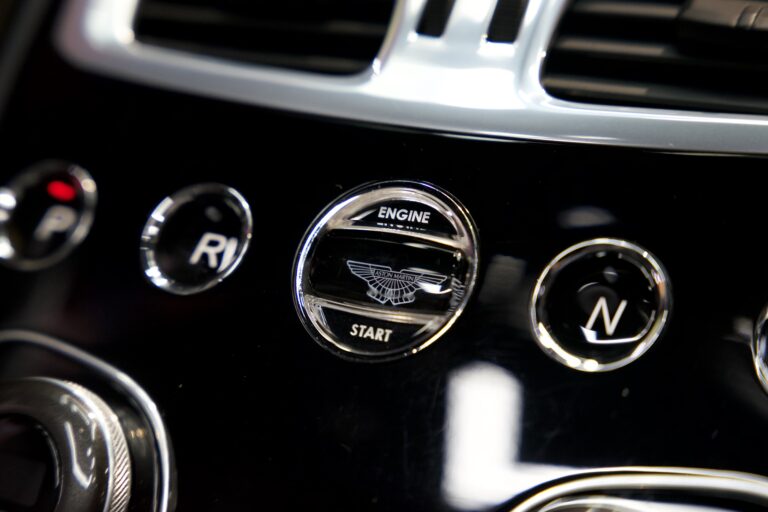 Aston Martin Vanquish Volante V12 6