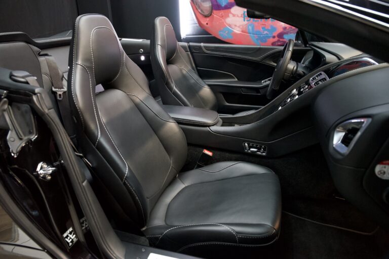 Aston Martin Vanquish Volante V12 6