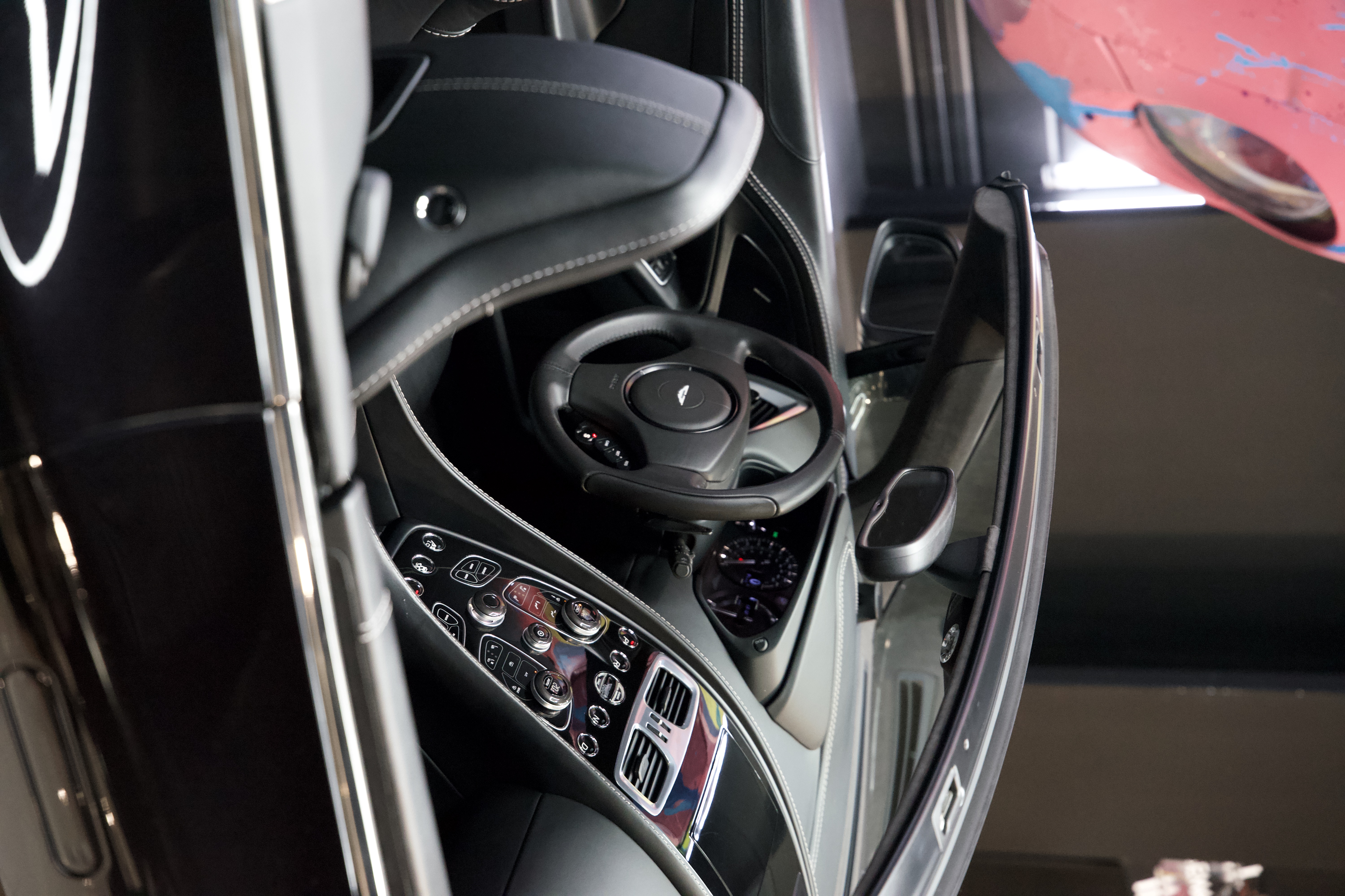 Aston Martin Vanquish Volante V12 6