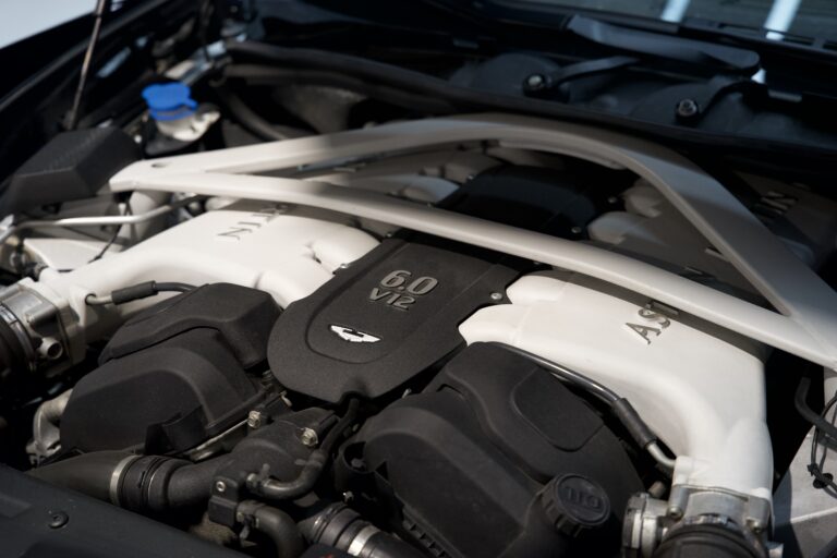 Aston Martin Vanquish Volante V12 6
