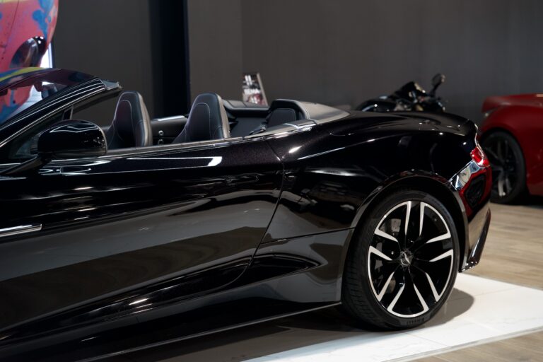 Aston Martin Vanquish Volante V12 6