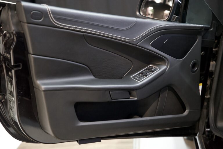 Aston Martin Vanquish Volante V12 6