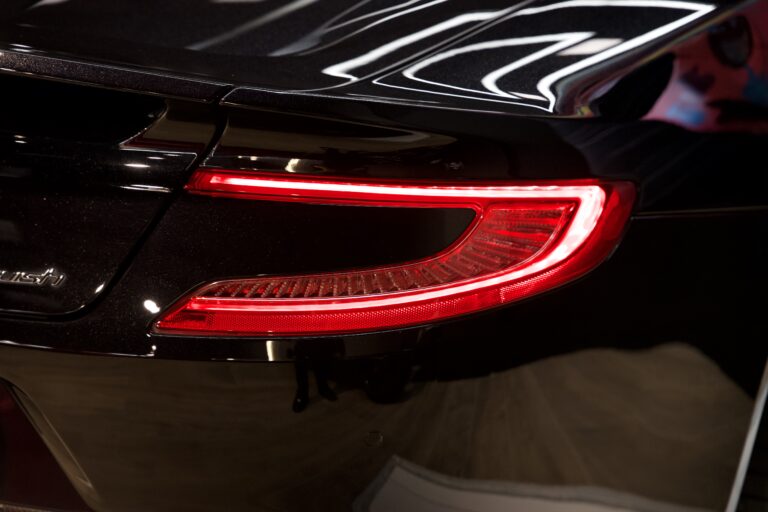 Aston Martin Vanquish Volante V12 6