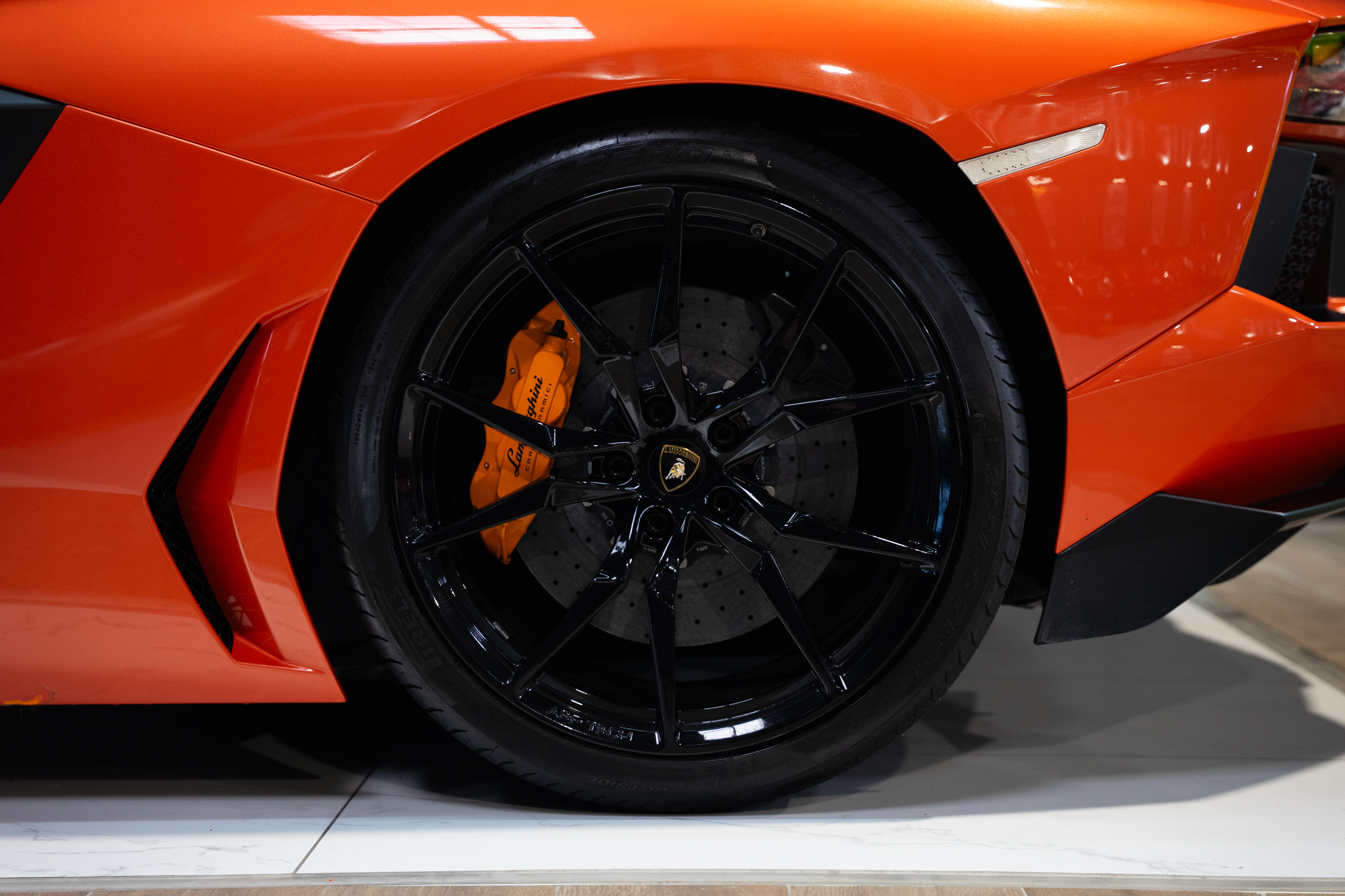 Lamborghini Aventador LP 700-4 6