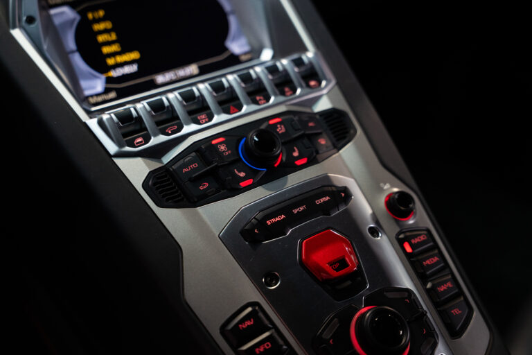 Lamborghini Aventador LP 700-4 6